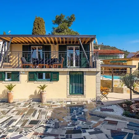Ivona With Heated Pool In Villa Rovinj